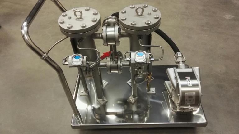 Edelstahl Pumpenwagen mit ableitfähigen Lenkrollen Edelstahl Pumpenwagen mit ableitfähigen Lenkrollen